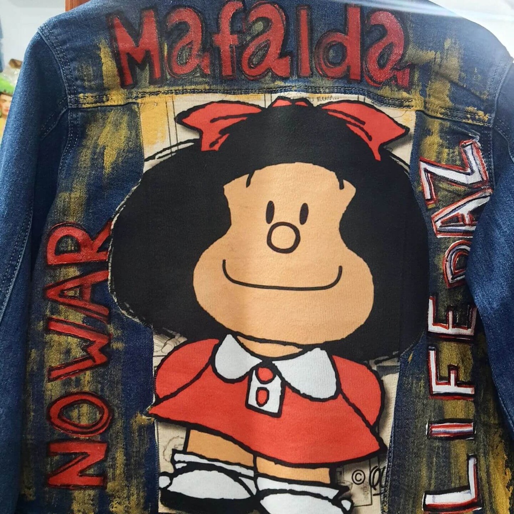 Chaqueta vaquera Mafalda pintada a mano y pelo artificial